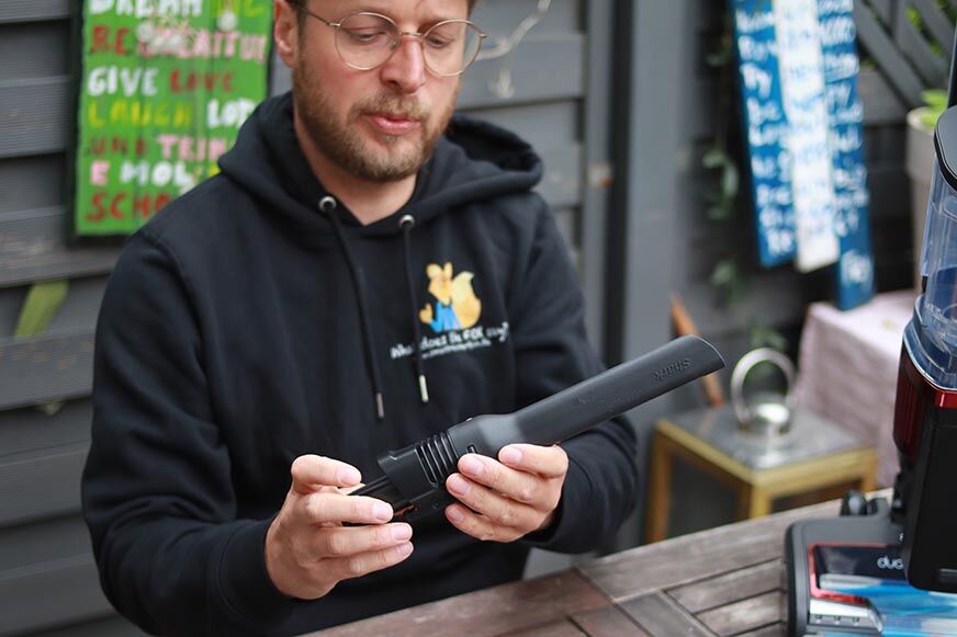 Man sieht die Shark Duo Clean Fugendüse des Anti Hair Flexology. 